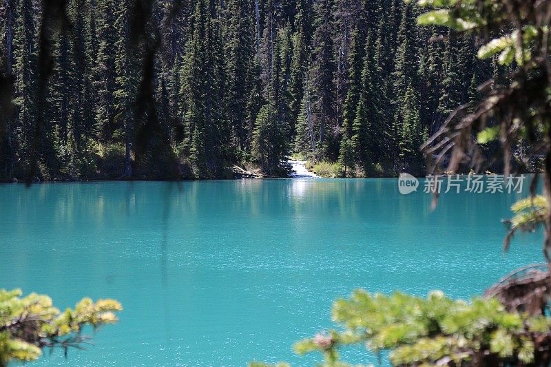 绿松石蓝色的湖