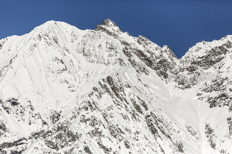 山顶上覆盖着积雪