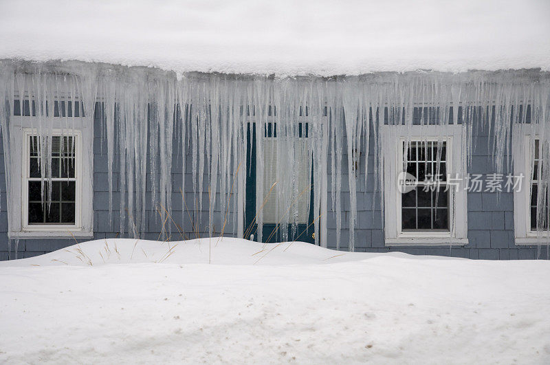 新英格兰的冰坝顶上挂着冰柱
