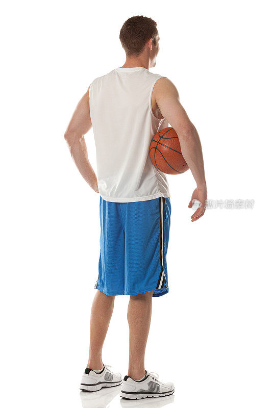 篮球运动员的后视图