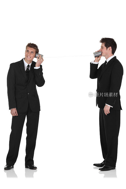 两个商人正在用罐头电话交流