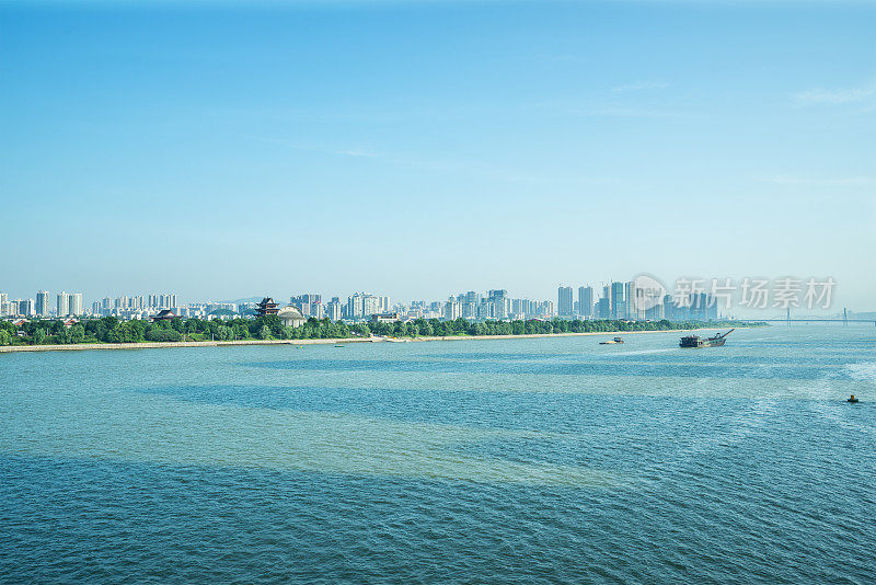 穿过中国长沙市的一条蜿蜒的河流