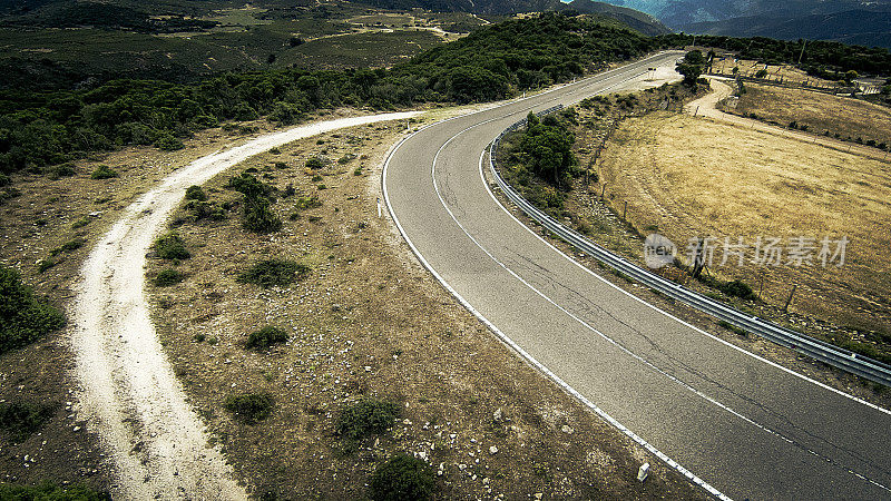 撒丁岛山区蜿蜒的乡村公路