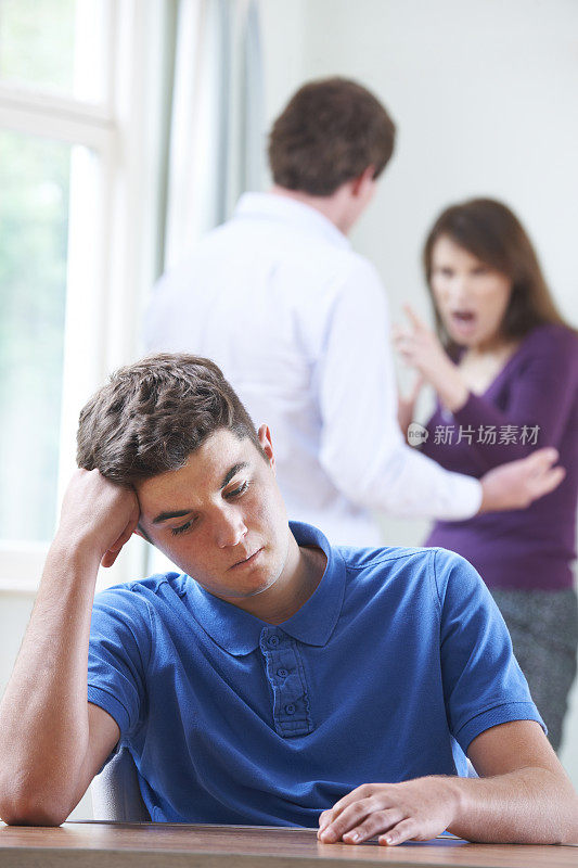不快乐的少年与父母争吵的背景