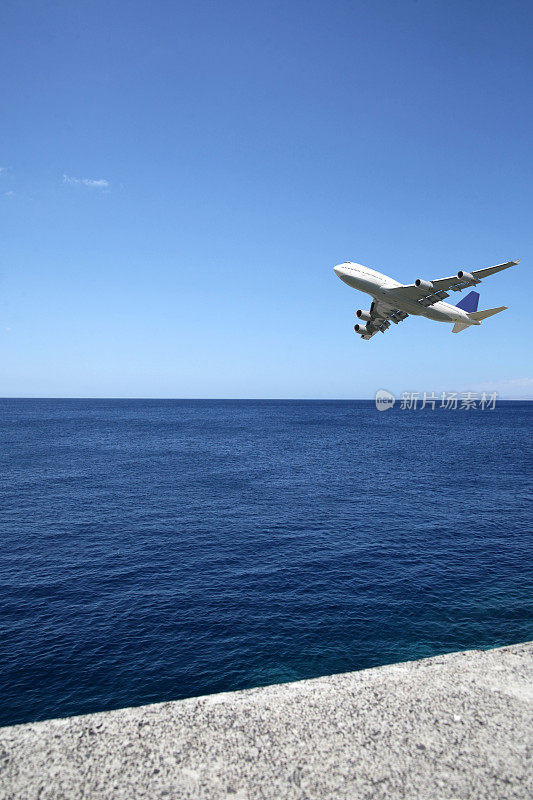 客机在海洋上空非常低