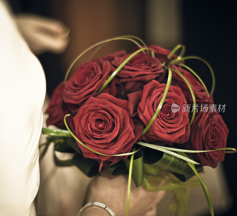 新娘手捧玫瑰花束