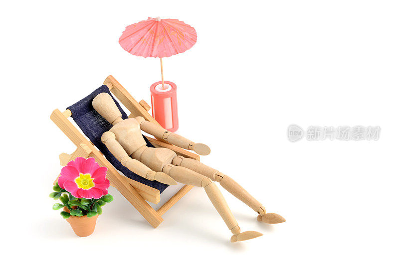木制人体模特在躺椅上晒日光浴