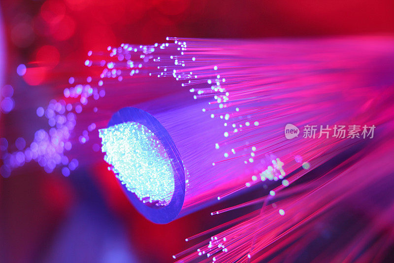 光纤电缆流紫光，闪亮的背景，鲜艳的颜色