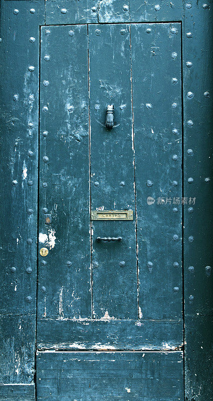 西班牙有门环和信箱槽的门