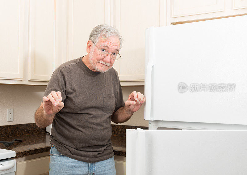 一个聋子老人在冰箱里什么也没找到。