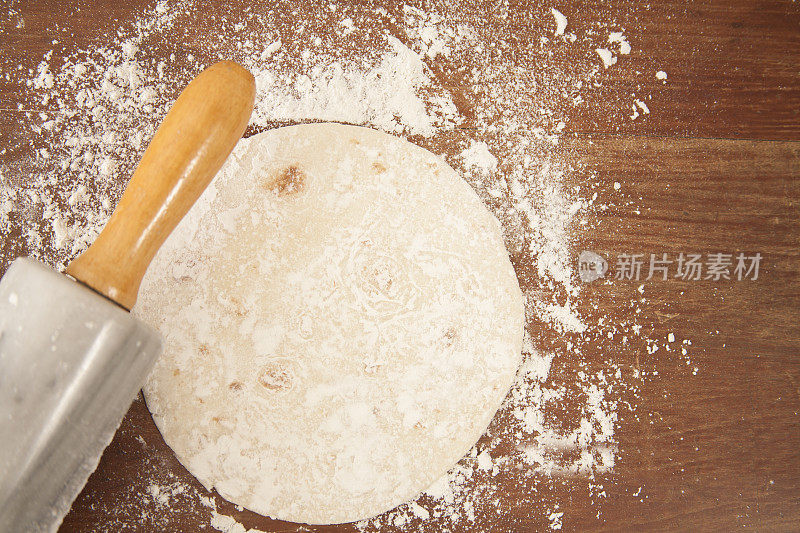 烘焙的概念。擀面杖，面粉，厨房台面上的面团。