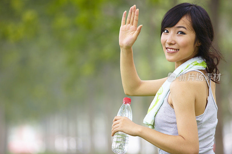 年轻漂亮的亚洲女人在户外慢跑