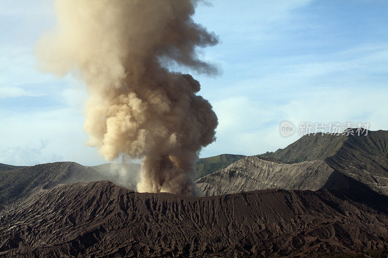 2010年溴火山喷发。