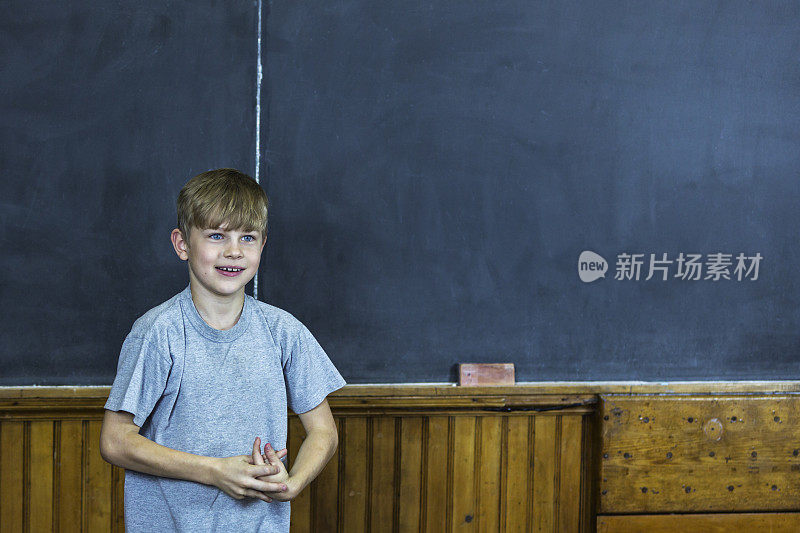 在老式学校教室里等待的男生