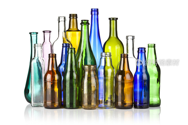 各种各样的彩色玻璃瓶在反射白色的背景