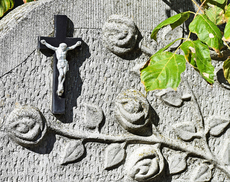 十字架和墓碑上的花
