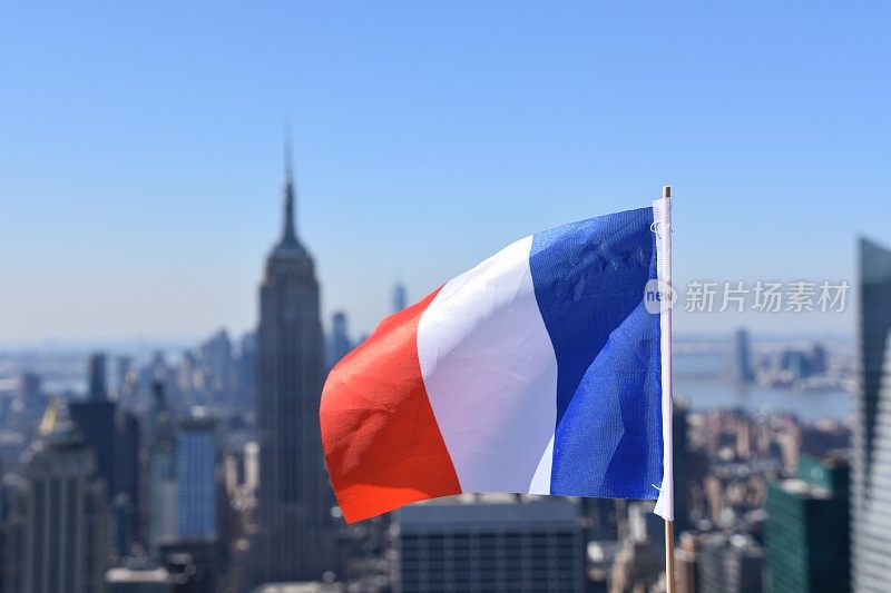 以帝国大厦为背景的法国国旗