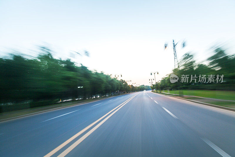 乡间小路在暮色中点缀着绿油油的草地