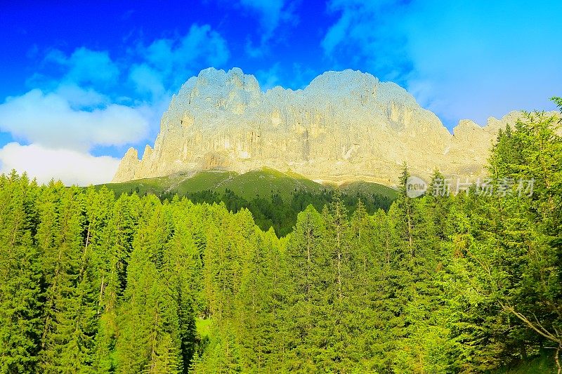 田园诗般的Sella山口和Langkofel顶峰山脉在春天，戏剧性的全景和雄伟的白云石，意大利泰洛阿尔卑斯山