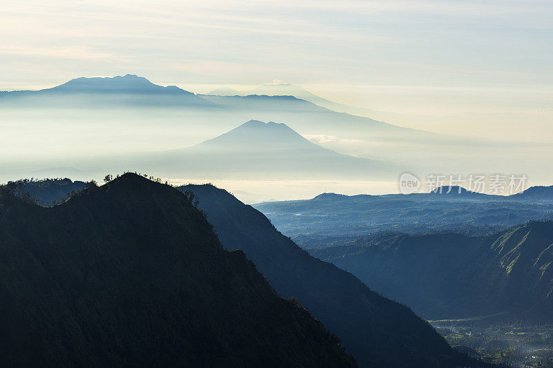 印度尼西亚爪哇清晨的火山