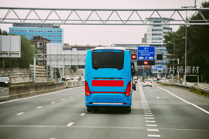 高速公路上的长途汽车