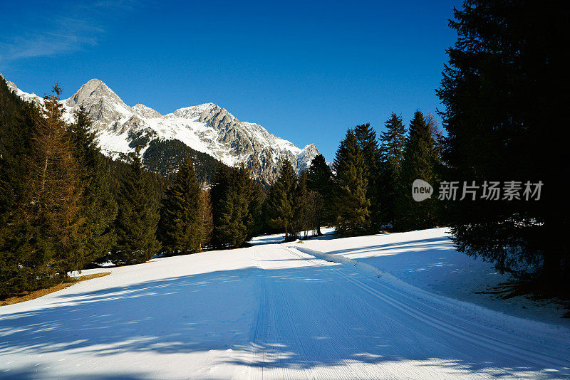 安绍尔兹冬季的风景，有山脉和滑雪道