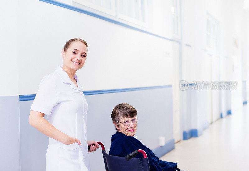 快乐的护士和微笑的轮椅病人享受生活