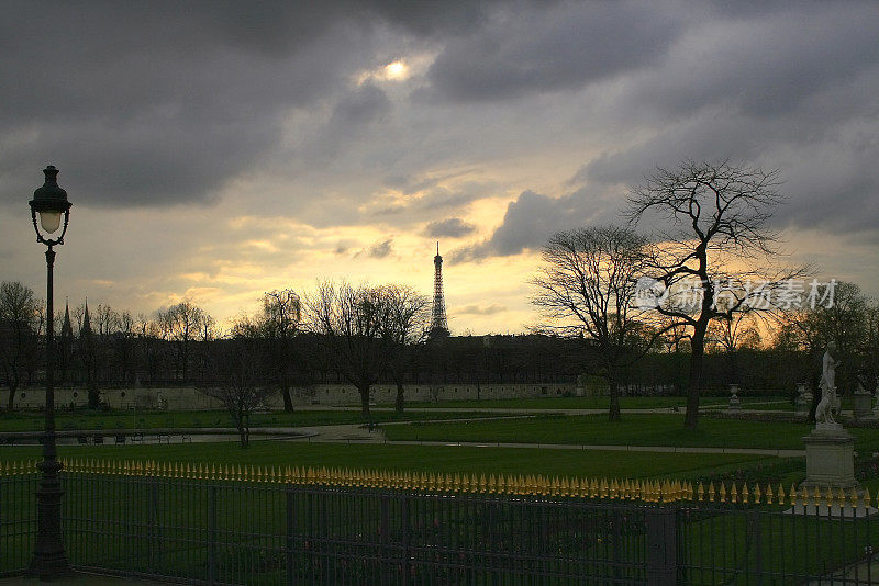 巴黎田园诗般的城市天际线:宏伟的埃菲尔铁塔在戏剧性的天空云景晚上从杜伊勒里宫，巴黎城市景观，法国
