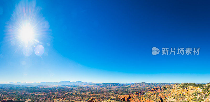 明亮的太阳在蓝色的天空沙漠全景美国亚利桑那州