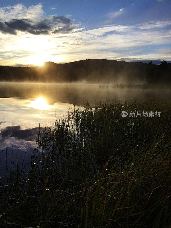 俄勒冈州小熔岩湖的美丽日出