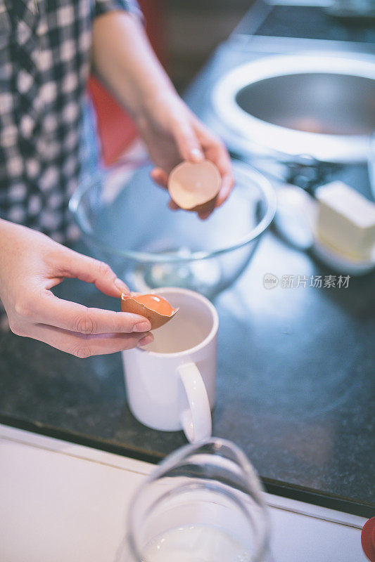 烘烤前打鸡蛋的女人