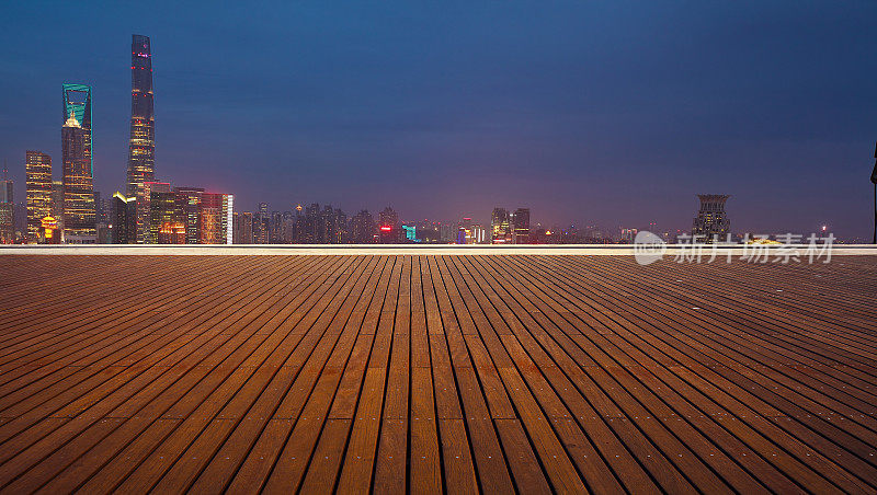 空木地板表面与上海外滩现代城市地标建筑天际线