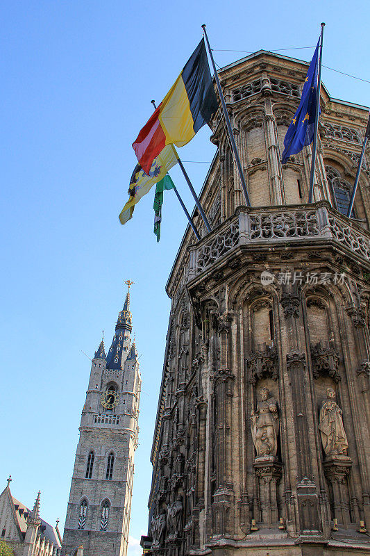 比利时根特钟楼上悬挂着国旗，建筑名称为façade