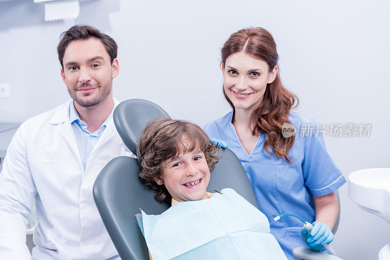 牙医准备小男孩在牙科诊所检查牙齿