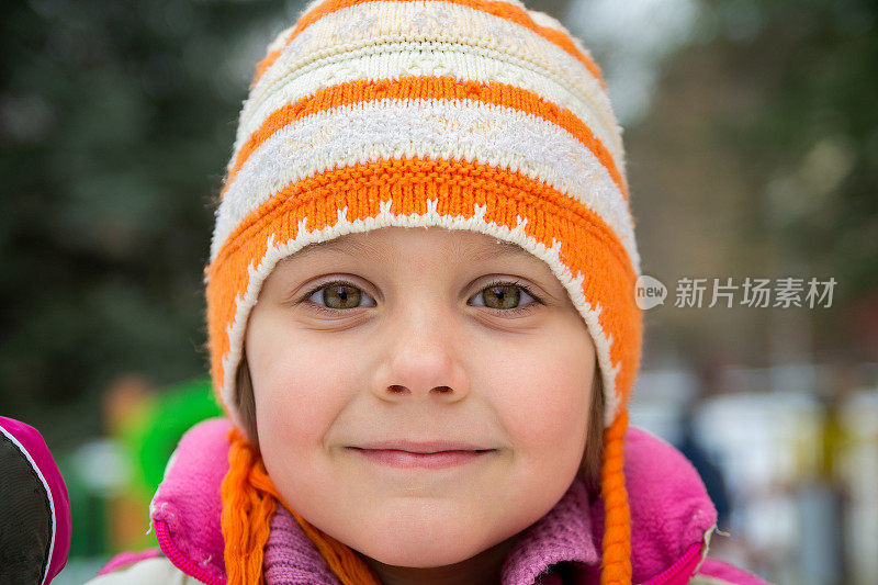 一个小女孩的冬季肖像