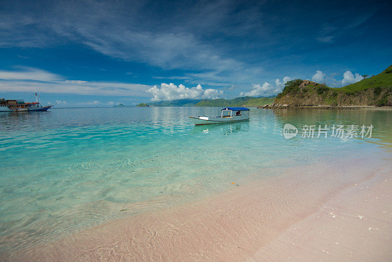美丽的风景在粉红色的海滩科莫多岛，纳闽巴霍，印度尼西亚