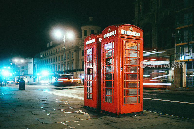 伦敦晚上的红色公用电话亭