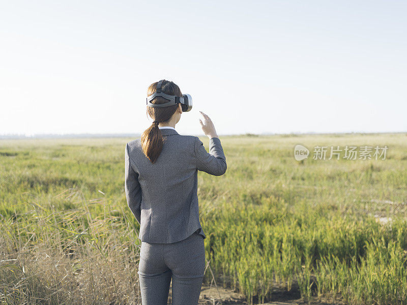 在农村使用虚拟现实模拟器的妇女