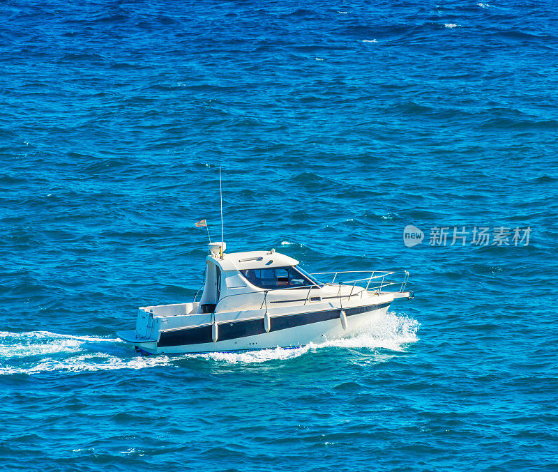摩托艇在海上航行，在蓝色的水面上安静地巡航
