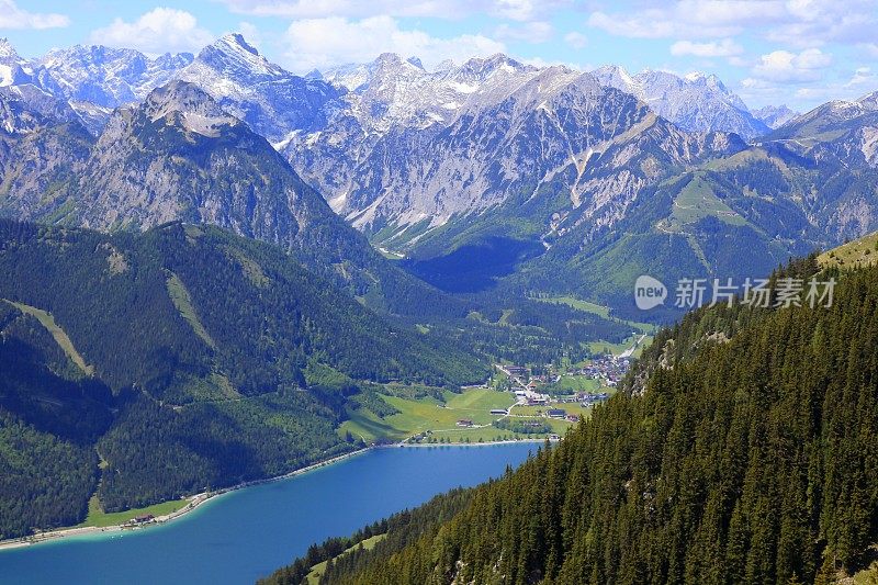 在田园式的阿琴湖的绿松石反射，阿尔卑斯山景观在奥地利的蒂罗尔-卡温德尔山脉边界巴伐利亚阿尔卑斯山在德国-雄伟的高山景观在金色的秋天，戏剧性的蒂罗尔雪山全景，奥地利