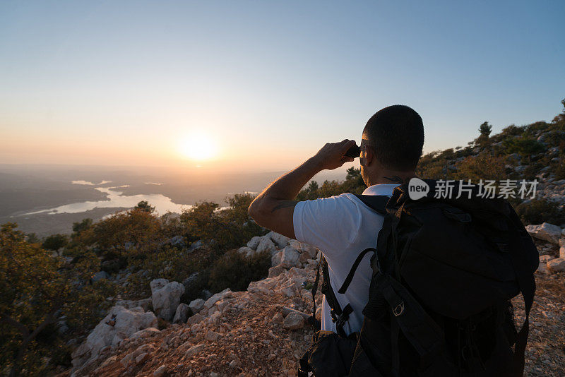 登山者从山顶欣赏风景