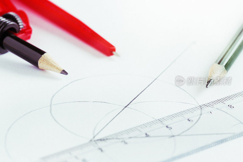 指南针，尺子和铅笔在几何绘图