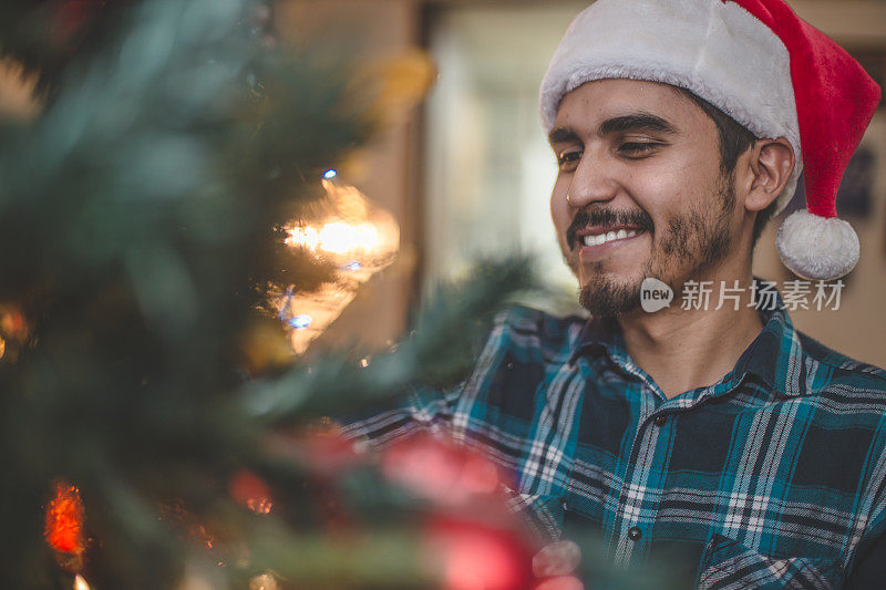 快乐的人装饰圣诞树