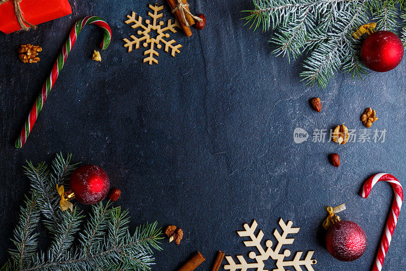 布置在一个背景上有一个地方的题词，用一个圣诞树枝装饰。