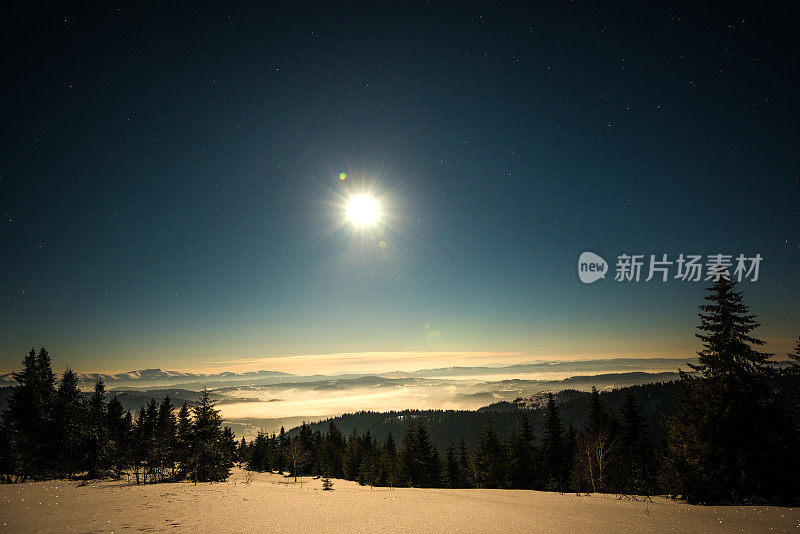 雪山里的夜月