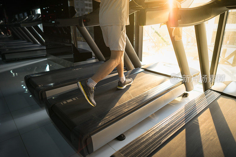 机器跑步机与人运行近距离在健身馆