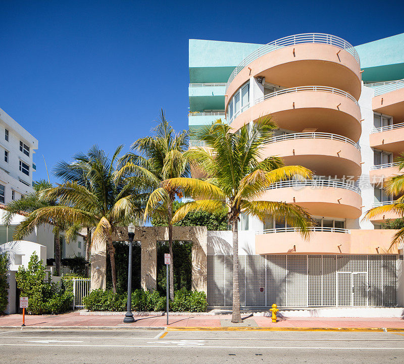 迈阿密人行道上的棕榈树和公寓楼