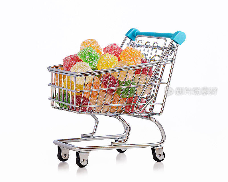 购物车里的五颜六色的糖果。