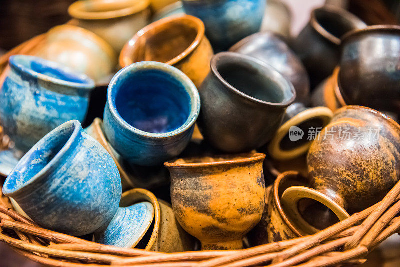 用粘土做的手工盘子。陶器。德国