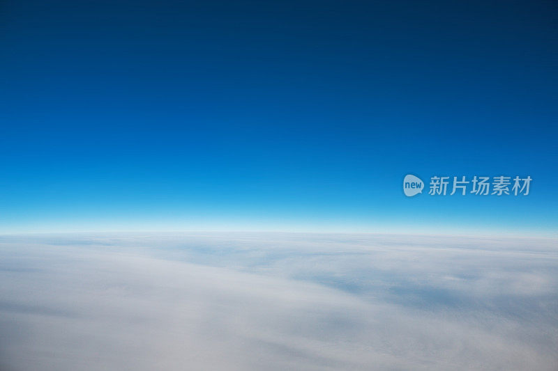 在云层上飞行。从飞机窗口观看
